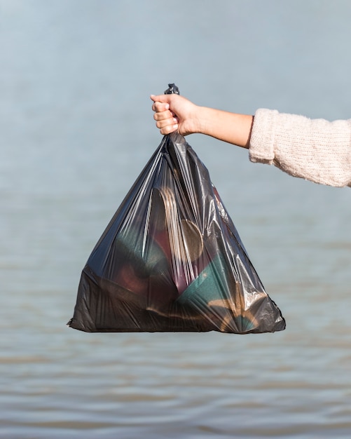 Foto tasche mit müll vom meer