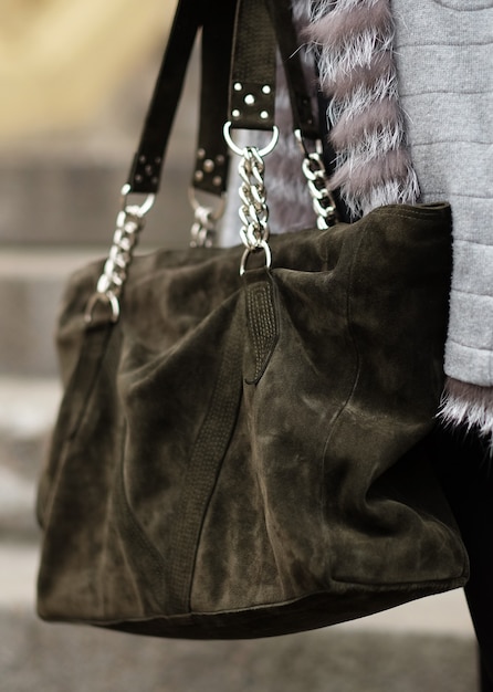 Tasche. Tragendes Accessoire des Mädchens hautnah. Herbsttag.