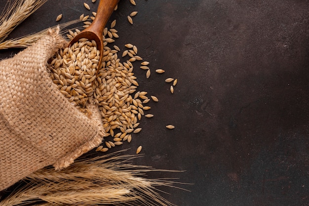 Foto tasche von weizensamen und von holzlöffel