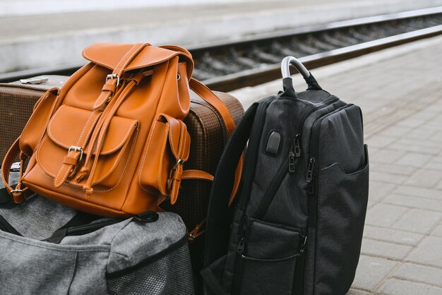 Taschen am Bahnhof in der Nähe der Eisenbahn