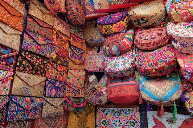 Taschen auf dem Flohmarkt in Rishikesh, Indien