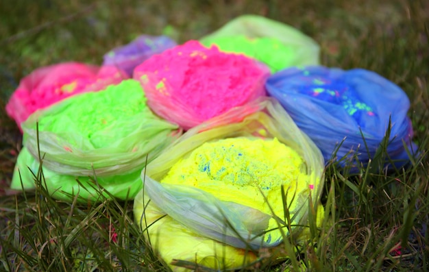 Taschen mit indischen Farbstoffen auf dem Holi-Farbfest