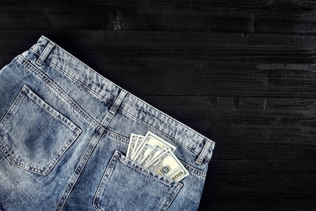Taschengelddollar in der Hüfttasche der abgenutzten Blue Jeans closeup