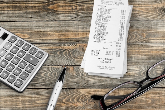 Foto taschenrechner und dokumente mit brille und stift