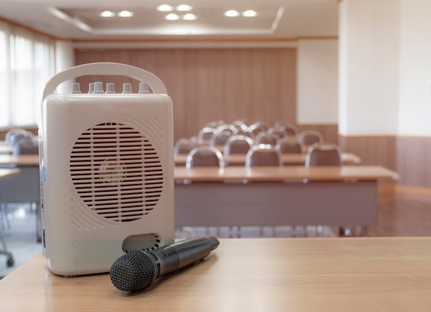 Taschenverstärker und Mikrofone auf dem Tisch vor dem Klassenzimmer