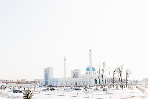 Taschkent Usbekistan Dezember 2020 Weiße Moschee im Winter an einem sonnigen Tag