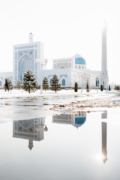 Tashkent Uzbekistán Diciembre 2020 Mezquita Blanca Menor en invierno en un día soleado