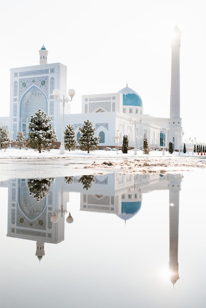 Tashkent Uzbekistán Diciembre 2020 Mezquita Blanca Menor en invierno en un día soleado