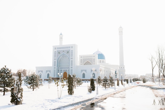 Tashkent Uzbequistão Dezembro 2020 Mesquita Branca Menor no inverno em um dia ensolarado