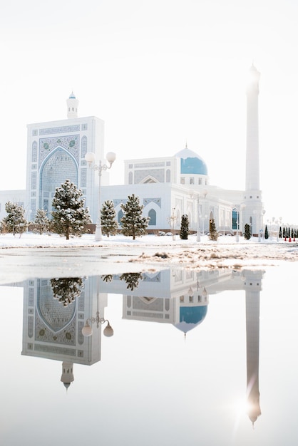 Tashkent Uzbequistão Dezembro 2020 Mesquita Branca Menor no inverno em um dia ensolarado
