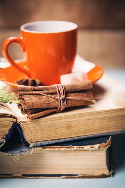 Tasse auf dem Buch