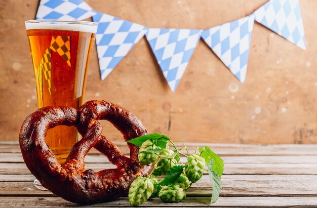 Tasse Bier auf einem Holztisch