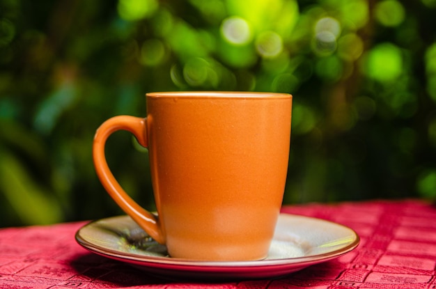 Tasse brauner Kaffee auf einem Tisch mit gerösteten Kaffeebohnen