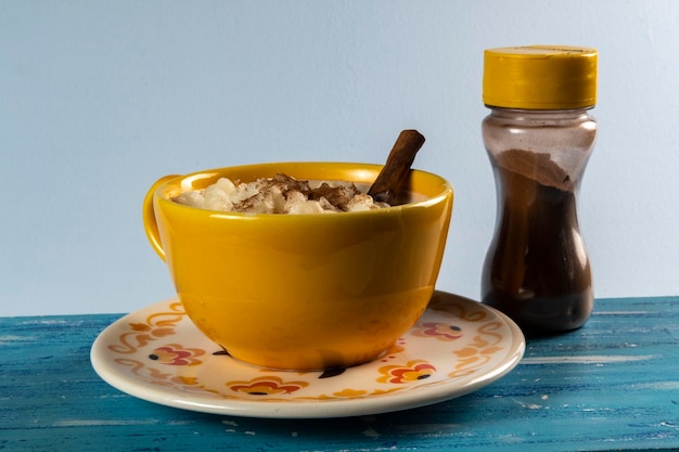 Tasse Canjica, typisches Essen, das bei den brasilianischen Festa Juninas verzehrt wird