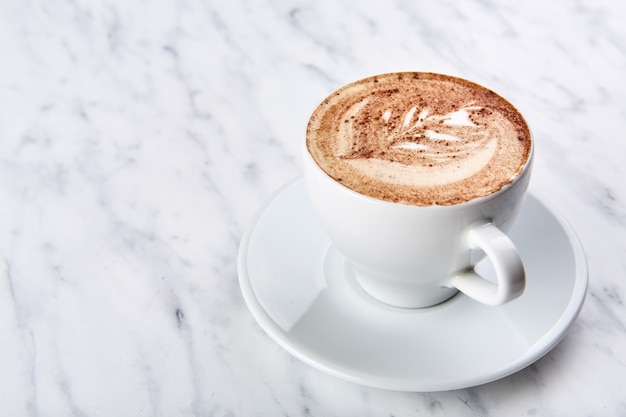 Tasse Cappuccino auf dem Tisch