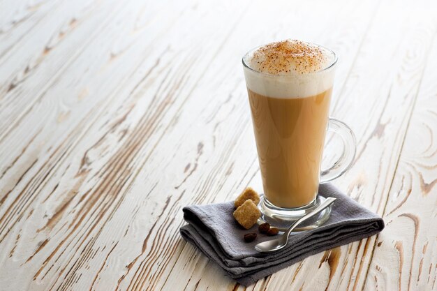 Tasse Cappuccino auf weißem Holztisch