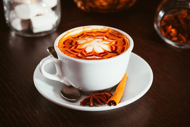 Tasse Cappuccino in einem Café