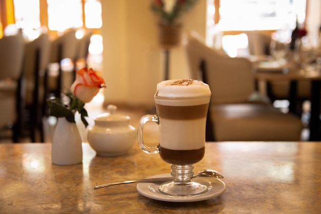 Tasse Cappuccino in einem Gourmet-Café