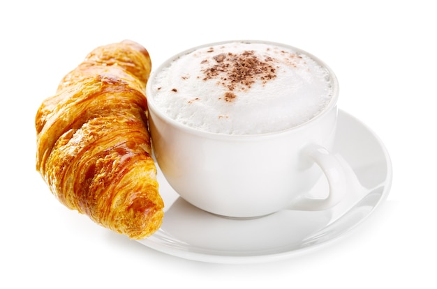 Tasse Cappuccino-Kaffee und Croissant isoliert