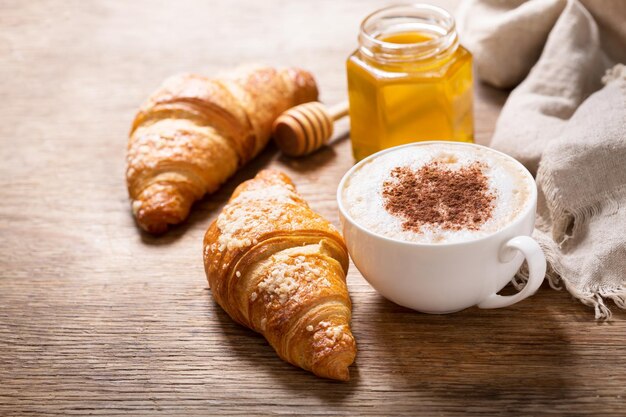 Tasse Cappuccino-Kaffee und Croissants