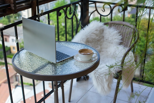 Tasse Cappuccino und Blumenansicht und Arbeit zu Hause