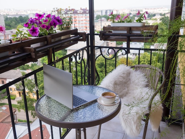 Tasse Cappuccino und Blumenansicht und Arbeit zu Hause