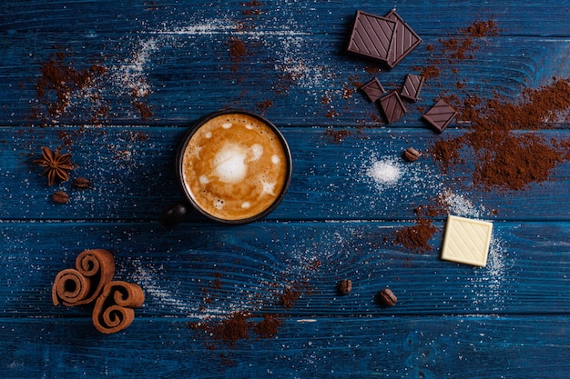 Tasse Cappuccino wie ein Teil des Makrokosmos, blauer Himmel