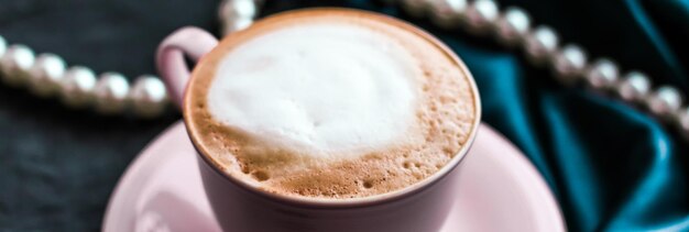 Tasse Cappuccino zum Frühstück mit Satin- und Perlenschmuck Hintergrund Bio-Kaffee mit laktosefreier Milch im Pariser Café für Luxus-Vintage-Urlaubsmarke