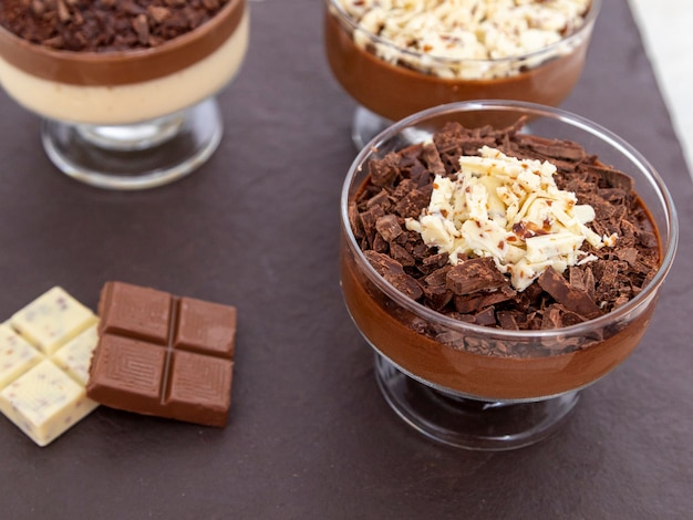 Tasse Dessert mit Milchschokoladenmousse mit weißen Schokoladenspänen