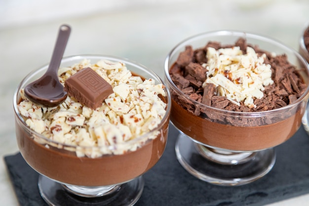 Tasse Dessert mit Milchschokoladenmousse mit weißen Schokoladenspänen