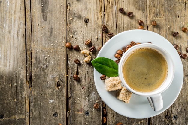 Tasse Espresso mit Kaffeebohnen