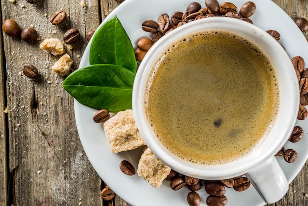 Tasse Espresso mit Kaffeebohnen