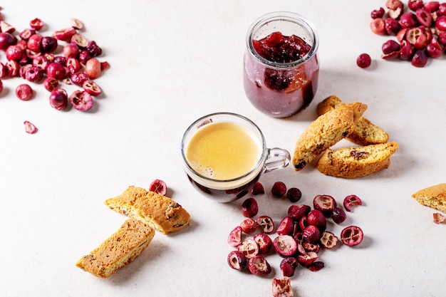 Tasse Espresso mit Preiselbeer-Cantucci