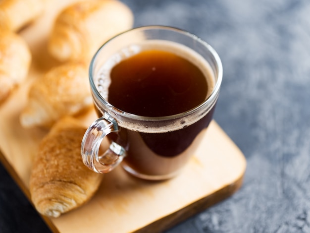 Tasse Espresso und ein kleines Frühstück Croissants