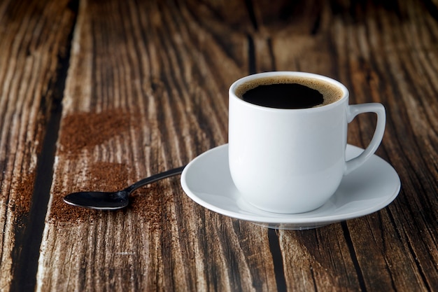 Tasse Espressokaffee auf Holztisch