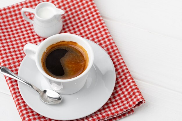 Tasse Espressokaffee auf Untertasse hautnah