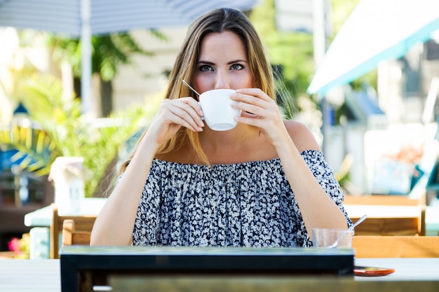 Tasse Ferien beiläufig sonnig heiter