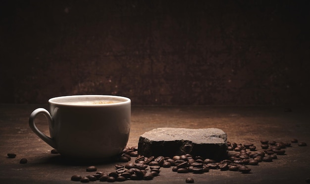 Tasse frisch gebrühte geröstete Kaffeebohnen auf braunem Hintergrund
