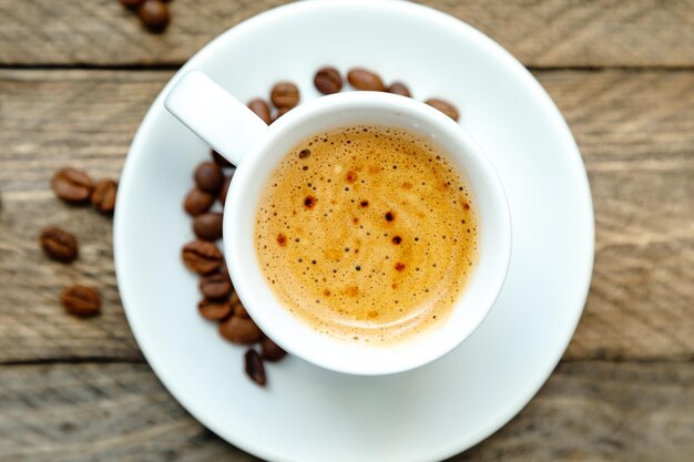 Tasse frisch gebrühten Kaffee auf einem hölzernen Hintergrund