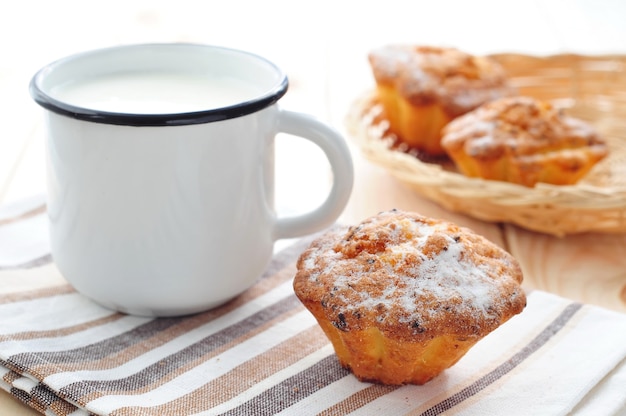 Tasse frische Milch und Muffins tolle Idee zum Frühstück