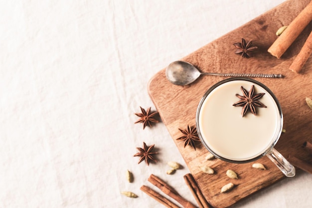 Tasse Gewürz letzter Tee oder Kaffee Winter- und Herbst-Heißgetränk auf weißem Hintergrund kopieren