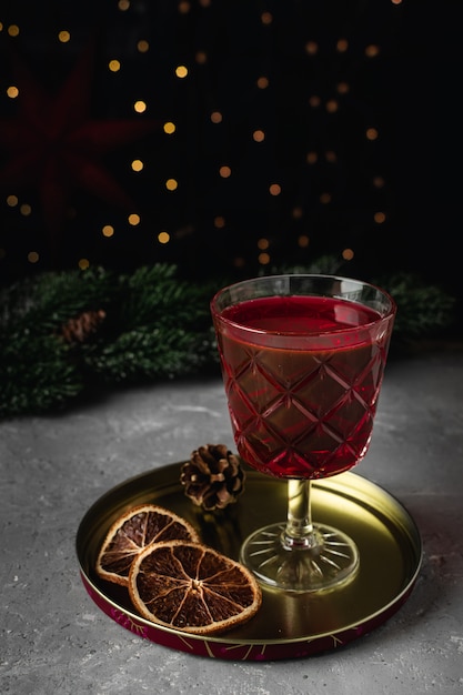 Tasse Glühwein im transparenten Becher, getrocknete Orange, Zimtstange, Sternanis