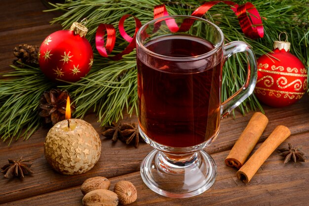 Tasse Glühwein und Zimt