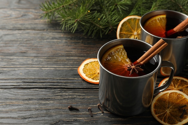 Tasse Glühwein und Zutaten auf weißem Hintergrund