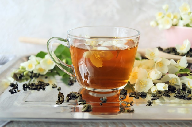 Tasse grüner Tee Jasminblüten auf den Tischzutaten eines gesunden Getränks healthy