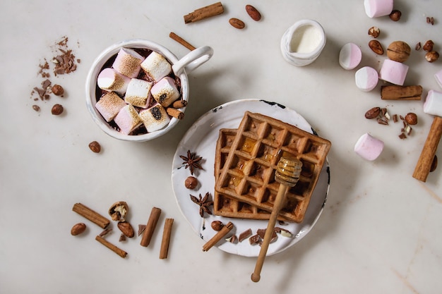 Tasse heiße Schokolade mit Marshmallow