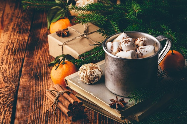 Tasse heiße Schokolade mit Marshmallows über Holztisch