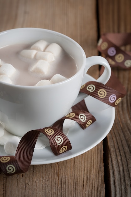 Tasse heiße Schokolade mit Marshmallows