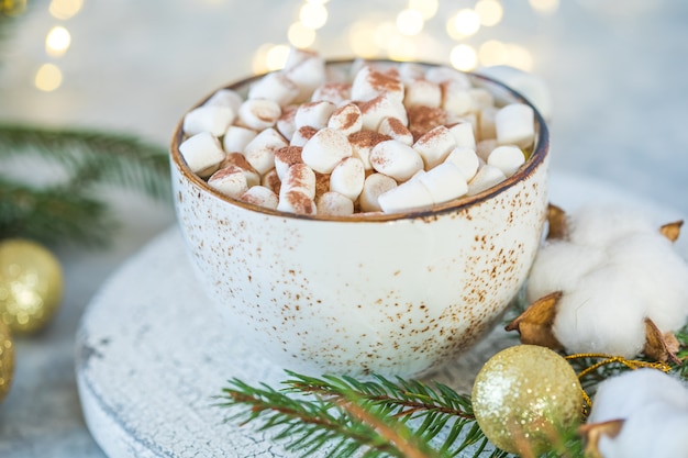 Tasse heiße Schokolade mit Süßigkeiten Marshmallows. Wintergetränk. Urlaubskonzept, Selektiver Fokus