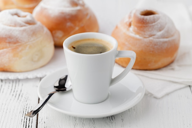 Tasse heiße Schokolade oder Kakao mit geröstetem Bagel